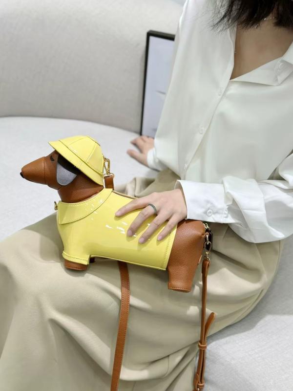 ショルダーバッグ レディース かわいい ドッグモチーフ ぬいぐるみ風 ブラウン ポシェット 斜め掛け 肩掛け 個性的 おしゃれ カジュアル PUレザー 合皮 ミディアムサイズ スマホ収納 ジッパー開閉 普段使い お出かけ 春夏
