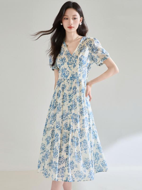 ワンピース レディース 夏 フレンチテイスト Vネック 青花柄 コットン100% 半袖 ロング丈 フレア Aライン ウエストリボン ハイウエスト きれいめ 上品 大人かわいい お出かけ リゾート ブルー系 体型カバー