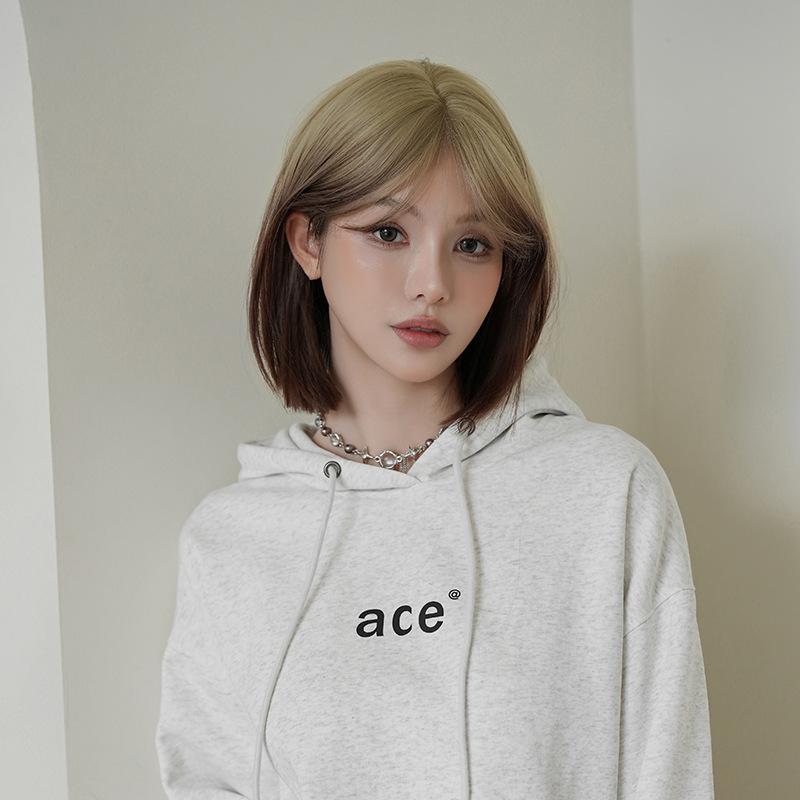 ウィッグ レディース 女性用 ショートストレート かつら フルウィッグ センターパート 斜め前髪 スモーキーグレー グラデーション 合成繊維 高温糸 ふんわり 自然 通気性 快適 普段使い デイリー