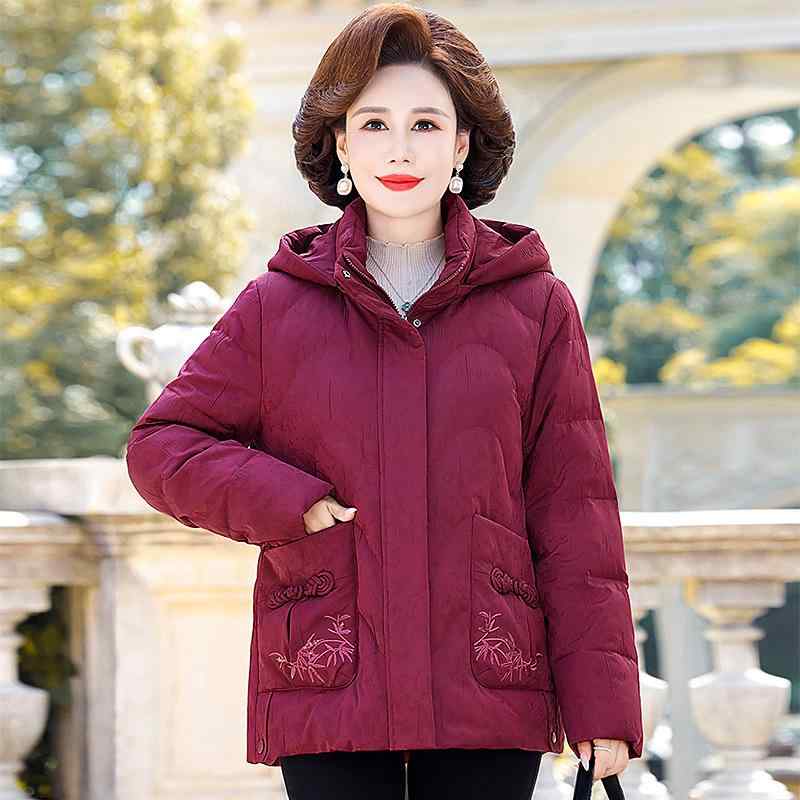 ダウンジャケット レディース ミセス 奥様 40代 50代 60代 ホワイトダックダウン90% ショート丈 フード付き ウエストシェイプ 厚手 保温 防寒 あったか プリント柄 刺繍 エレガント 上品 高級感 秋冬 アウター
