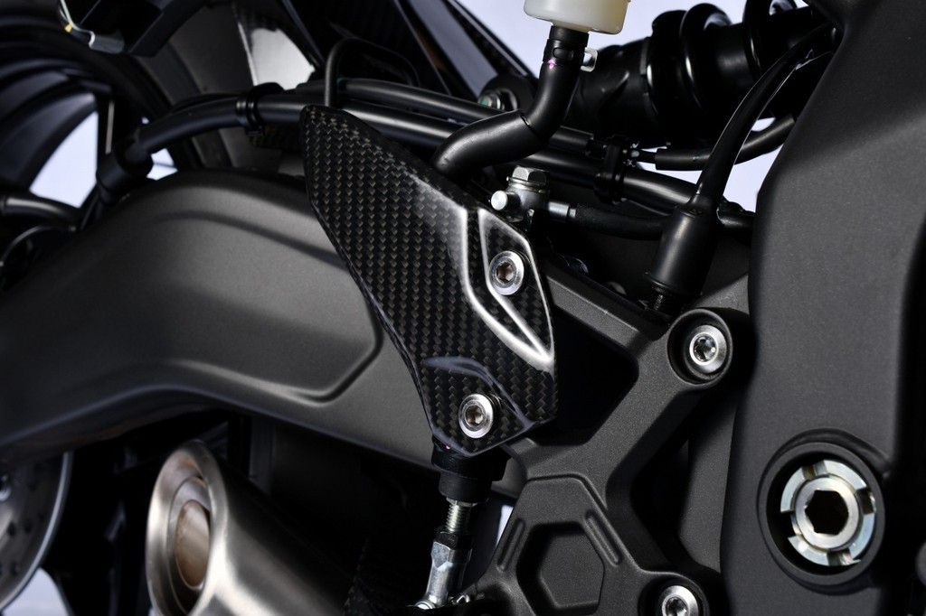 ☆大感謝セール】 Z900RS CAFE ヒールプレート 左右セット ドライ 