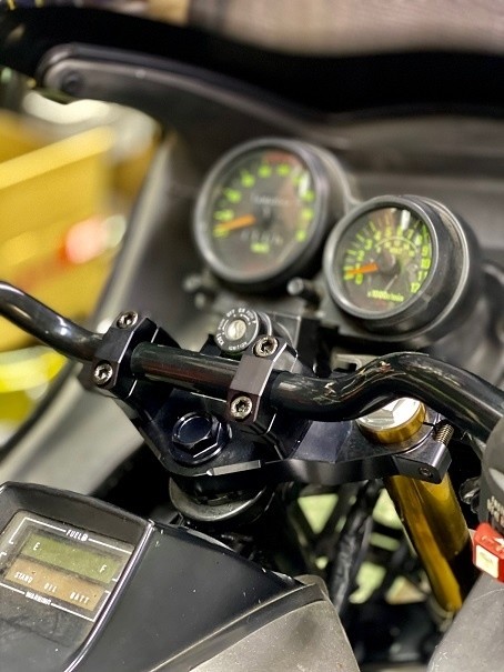 SPEED SHOP ITO スピードショップイトウ GPz750／ターボ用パイプハンドルトップブリッジ GPz750 ターボ KAWASAKI カワサキ トップブリッジ ハンドル周辺パーツ ハンドル カラー：ブラックアルマイト / ボルトカラー：シルバー (SUS) / エンブレムカラー：黒／シルバー