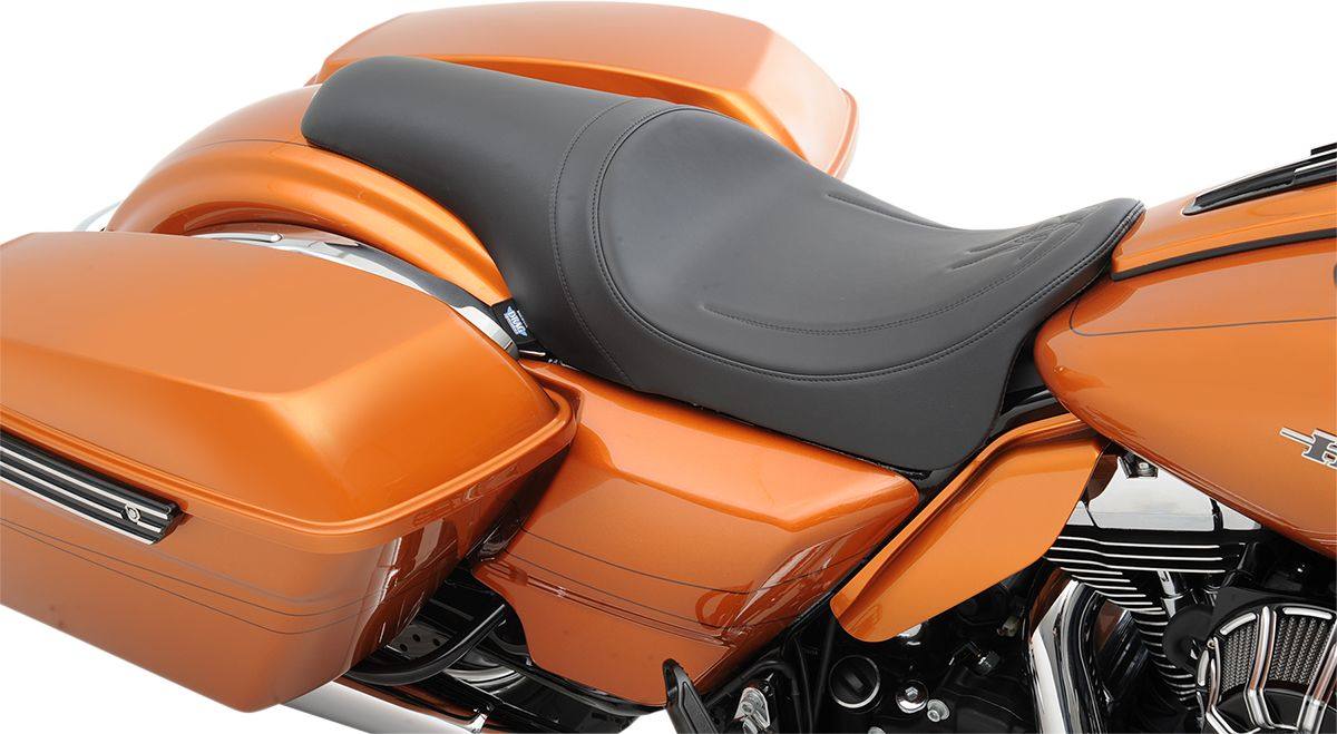 Drag Specialties ドラッグスペシャリティーズ プレデターシート ブラック ピンストライプ 2008-17 FL 【SEAT PRED BLK PS 08-17 [0801-0951]】 HARLEY-DAVIDSON ハーレーダビッドソン シート シート関連 外装｜ウェビック　店