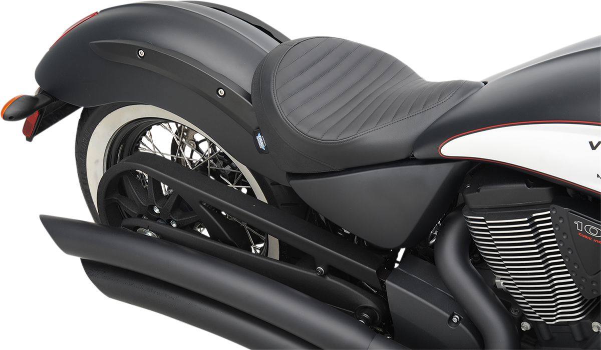 Drag Specialties ドラッグスペシャリティーズ ロープロファイル ソロシート VEGAS CLASS 【SEAT LOSOLO [0810-1602]】 Gunner 2014 - 2016 Highball 2012 Kingpin 2004 Vegas 2003 8-ball 2005 VICTORY ヴィクトリー シート シート関連 外装