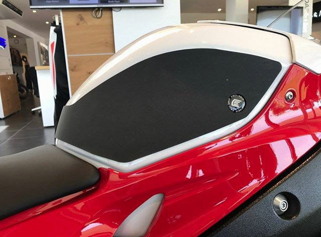 Eazi-Grip イージーグリップ ラップアラウンド タンクグリップ S1000R BMW ニーグリップパッド タンク関連 外装｜ウェビック　店
