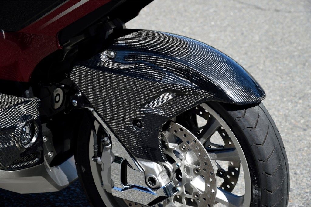 Magical Racing マジカルレーシング フロントフェンダー GOLD WING GL1800 HONDA ホンダ フェンダー関連 外装 タイプ：平織カーボン / MagiVeilセラミックコーティング：なし｜ウェビック　店