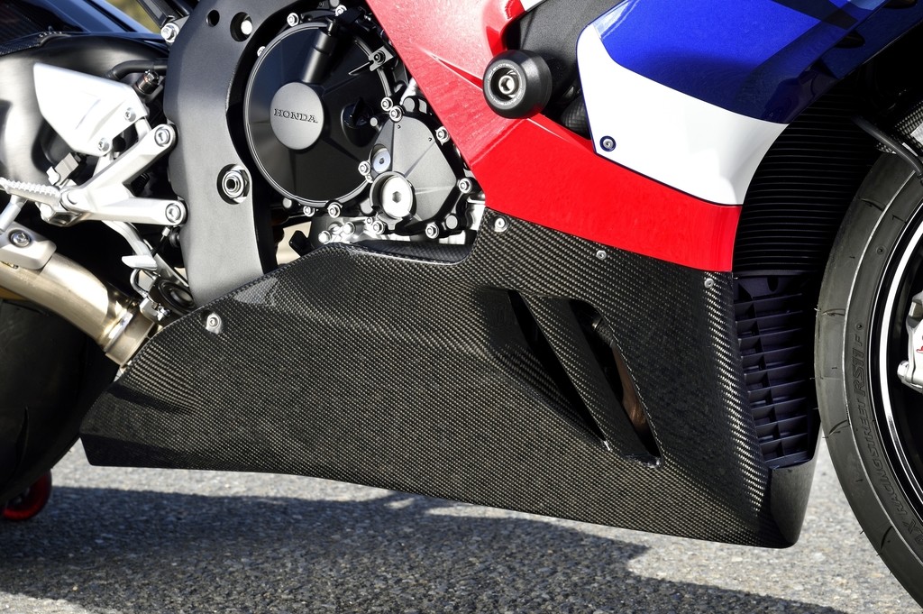 Magical Racing マジカルレーシング アンダーカウル タイプ：綾織カーボン CBR1000RR-R ウェビック 