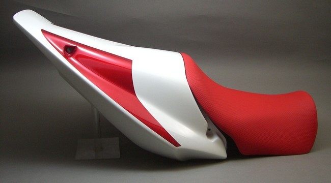A-TECH エーテック シングルシートカウル＆着座シート CB1300スーパーフォア HONDA ホンダ シングルシートカウル シート関連 外装 シート：赤 / 素材：FRP／塗装済（赤白ペイント）｜ウェビック　店