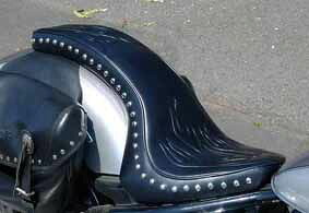 American Dreams アメリカンドリームス コブラシート ファイヤーパターン Wスタッド 黒レザー DRAG-STAR1100専用 ドラッグスター1100 YAMAHA ヤマハ シート シート関連 外装｜ウェビック　店