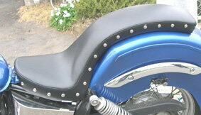 American Dreams アメリカンドリームス ドラッグスター250 コブラシート プレーンパターン スタッド 黒 ドラッグスター 250 YAMAHA ヤマハ シート シート関連 外装｜ウェビック　店 26,741円