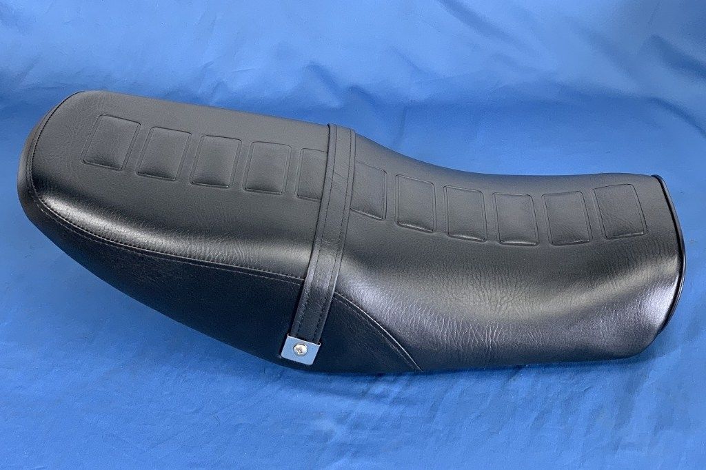 楽天市場】RZ250 タックロール シート 黒皮 鋲打ち : カスタム