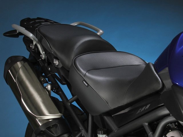SARGENTサージェントワールドスポーツパフォーマンスシート【レギュラーシート:フロント+リア】パイピングカラー:A066レッドTiger800Tiger800XCTiger800XCTiger800XCxTiger800XRTiger800XRx