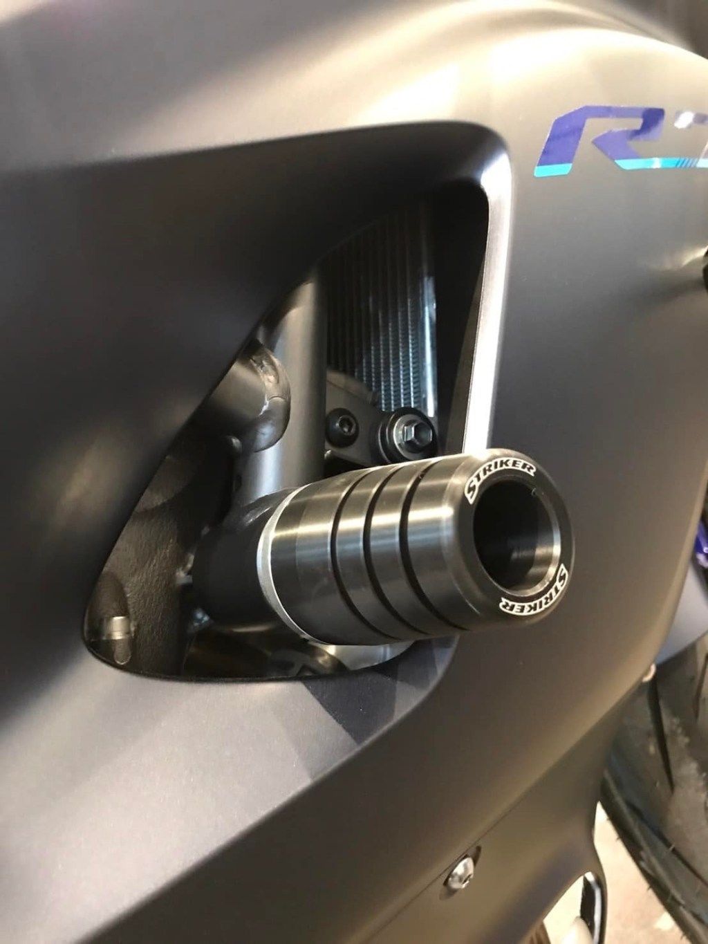 STRIKER ストライカー ガードスライダー MT-07 XSR700 YZF-R7 YAMAHA ヤマハ エンジンスライダー・フレームスライダー フレーム