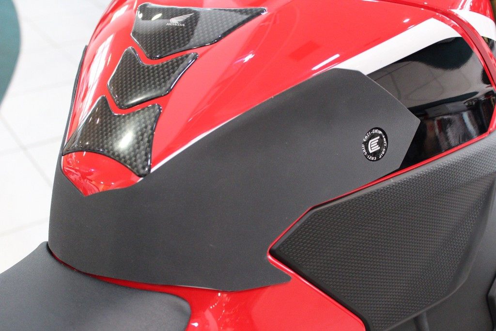 Eazi-Grip イージーグリップ ラップアラウンド タンクグリップ CBR1000RR HONDA ホンダ ニーグリップパッド タンク関連 外装｜ウェビック　店
