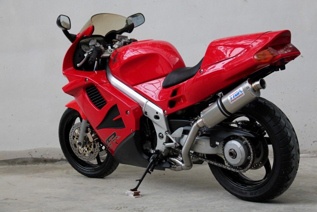 TYGA PERFORMANCE タイガパフォーマンス フルエキゾーストシステム ステンレス鋼製サイレンサー VFR750F HONDA ホンダ フルエキゾーストマフラー マフラー｜ウェビック　店