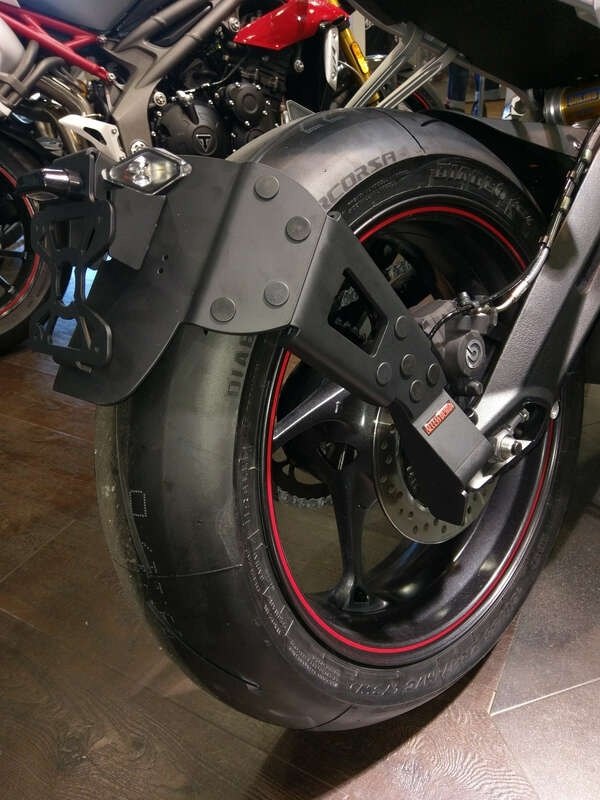 ACCESS DESIGN アクセスデザイン スイングアーム ナンバープレートホルダー DAYTONA 675 R STREET TRIPLE 660 S A2 765 RS TRIUMPH トライアンフ 外装｜ウェビック　店