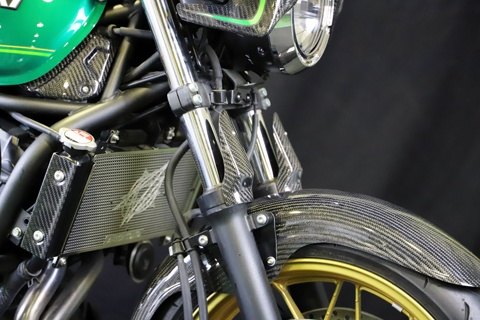 A-TECHエーテックフロントフォークガード素材:FRP黒(FB)/タイプ:右側/クリアー塗装:なしZ650RS
