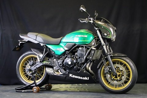 A-TECHエーテックフロントフォークガード素材:FRP黒(FB)/タイプ:右側/クリアー塗装:なしZ650RS