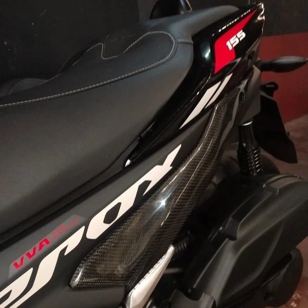 Carbon Variasi カーボンバリアシ リアフットステップカバー All Aerox 155 YAMAHA ヤマハ サイドカウル・サイドカバー カウル関連 外装｜ウェビック　店