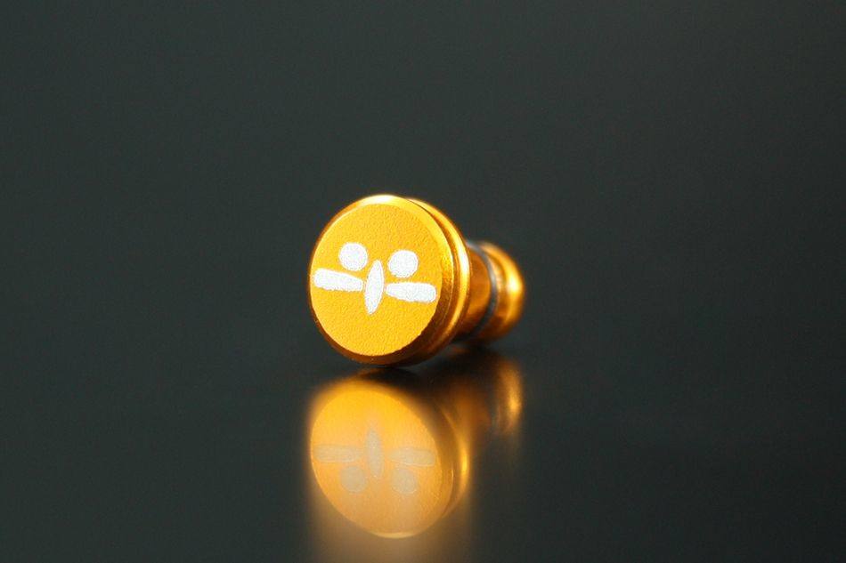 GILD design ギルドデザイン 仮面ライダー アルミ削り出しイヤホンジャックカバー その他スマートフォングッズ 電子機器類 カラー：ゴールド／仮面ライダーアマゾン画像