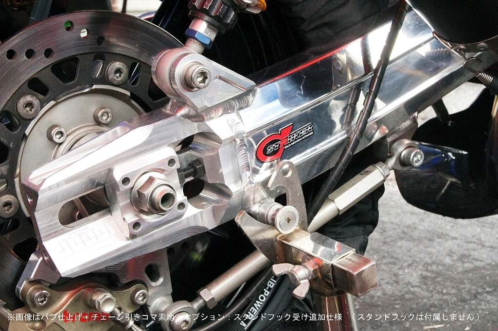 STRIKER ストライカー G-STRIKER スイングアーム 半艶ブラック仕上げ ゼファー1100 KAWASAKI カワサキ 足回り スタンドフック受け:M8 / チタンチェーンアジャスターボルト:なし / ブレーキホースクランプ加工:あり(ストライカー指定標準位置)|ウェビック 店