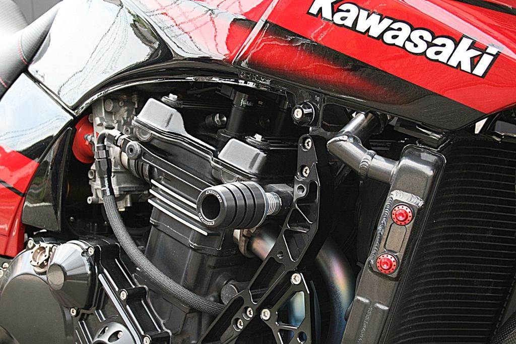 STRIKER ストライカー ガードスライダー GPZ750R GPZ900R KAWASAKI カワサキ エンジンスライダー・フレームスライダー フレーム｜ウェビック　店