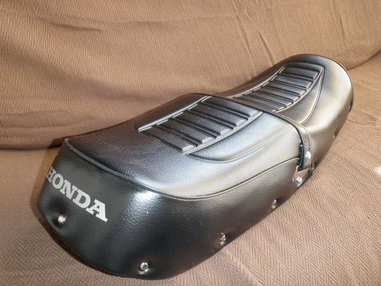 楽天市場】旧CB400F鉄板 鋲打ち 純正仕様シート あんこ抜き