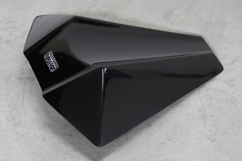 TYGA PERFORMANCE タイガパフォーマンス リアシートカバー GRP ブラック塗装済み KTM RC125/200/390 (2022-2024) RC390 RC200 RC125 シングルシートカウル シート関連 外装｜ウェビック　店 19,664円