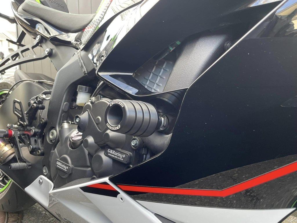 STRIKER ストライカー ガードスライダー Ninja ZX-6R KAWASAKI カワサキ エンジンスライダー・フレームスライダー フレーム|ウェビック 店