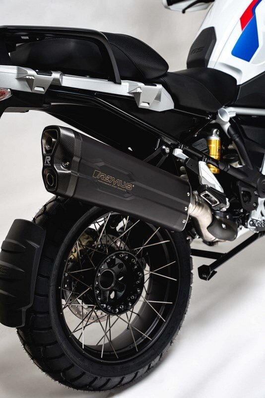 REMUS レムス 8 2.0 レーシング スリップオン スポーツマフラー カーボンヒートガード付，ステンレスブラックコート，8.2 リンクパイプ カーボンヒートガード付，ステンレスブラック フルエキゾーストマフラー マフラー｜ウェビック　店