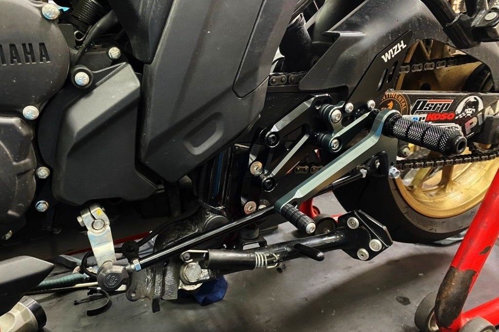 WIZH ウィズ BEV2 バックステップ FZS150 (17-) YAMAHA ヤマハ ステップ 足回り カラー：ゴールド / フットペグタイプ：固定式 / ヒールガードタイプ：PLUS / アダプタータイプ：スタンダード / ステアリングタイプ：スタンダード