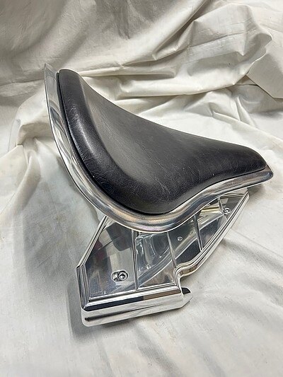 部品屋K&W 【BT CHOPPERS】ボバーシートセット ファットボーイ ブレイクアウト HARLEY-DAVIDSON ハーレーダビッドソン シート シート関連 外装 シートカラー:ブラック(本革) / マウント・フレームカラー:ポリッシュ|ウェビック 店