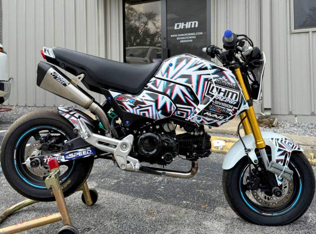 Brock&rsquo;s ブロックス Performance Penta-Carbon フルエキゾーストマフラー GROM HONDA ホンダ マフラー ロゴプレートカラー：Green ＆ Black / サイレンサーエンドカラー：カーボンエンドキャップ グロス(標準)｜ウェビック　店