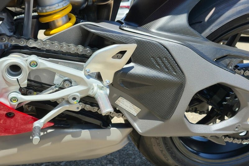 CNC Racing シーエヌシーレーシング スイングアームカバー PANIGALE V4 S STREETFIGHTER DUCATI ドゥカティ スイングアームカバー・プロテクター 外装|ウェビック 店