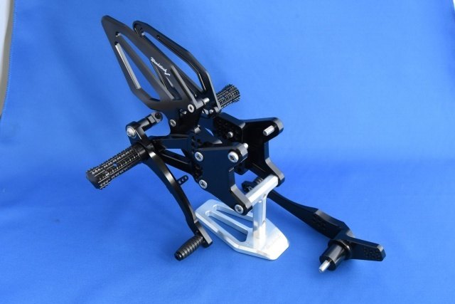 WOODSTOCK ウッドストック バックステップ CBR1000RR-R HONDA ホンダ ステップ 足回り カラー：オールブラック / ペダルタイプ：STDチェンジペダル / ステップバータイプ：ハイグリップステップバー｜ウェビック　店