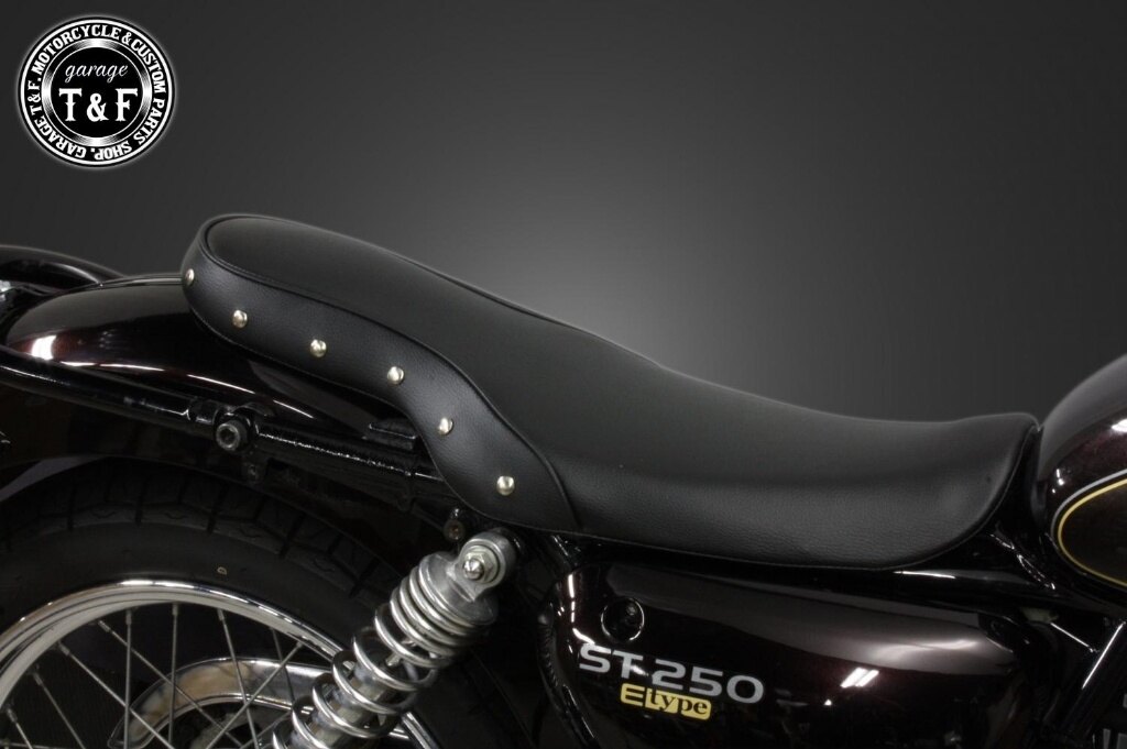 Garage T&F ガレージ スタッド付きショートフラットシート ST250E ST250 SUZUKI スズキ シート シート関連 外装｜ウェビック　店