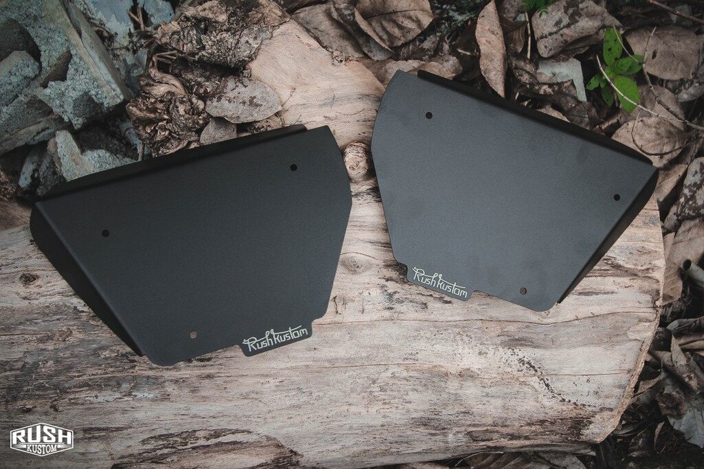 Rush Kustom ラッシュカスタム Side Plate Black Powder Coat Thruxton 1200 / Speed Twin SPEED TWIN THRUXTON TRIUMPH トライアンフ サイドカウル・サイドカバー カウル関連 外装 SIDE：Flat Plate + Small Bag：Left｜ウェビック　店