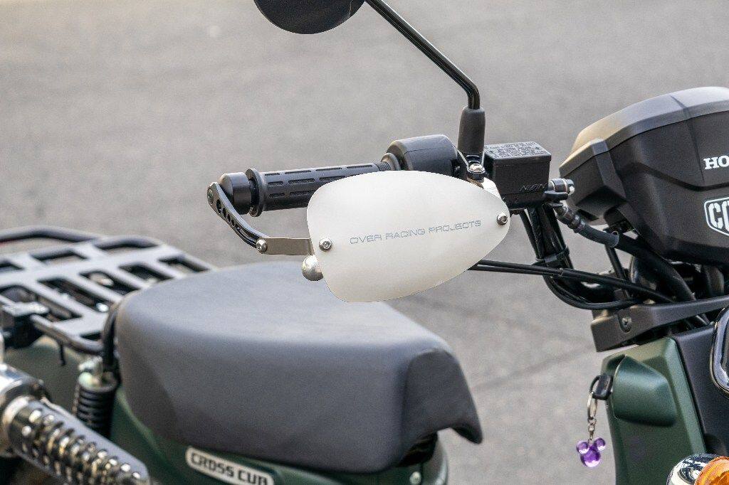 OVER オーヴァー ナックルガード クロスカブ110 HONDA ホンダ ハンドガード・ナックルガード ハンドル周辺パーツ ハンドル カラー：ホワイト パウダーコート仕上げ