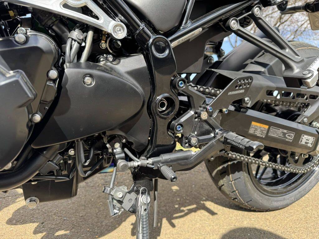 STRIKER ストライカー スポーツツーリングコンセプト'STC'ステップキット Z900RS CAFE KAWASAKI カワサキ バックステップ ステップ 足回り カラー：シルバーアルマイト仕様｜ウェビック　店 40,216円