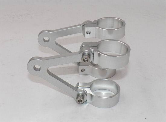 GIGA BIKE FACTORY ギガバイクファクトリー Short V-Shape CNC Headlight Brackets (35mm Bore， 68mm Length) ヘッドライト 灯火類 電装系｜ウェビック　店