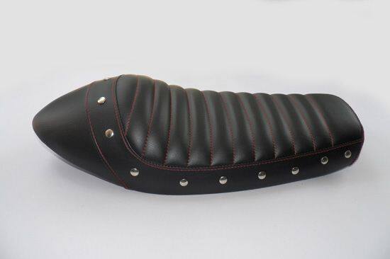 GIGA BIKE FACTORY ギガバイクファクトリー Cafe Racer Seat (Black Leather / Red Stitching Rivets) シート シート関連 外装｜ウェビック　店