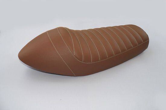 GIGA BIKE FACTORY ギガバイクファクトリー Cafe Racer Seat (Brown Leather / White Stitching) シート シート関連 外装｜ウェビック　店 18,262円