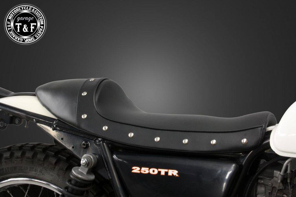 Garage T&F ガレージ スタッド付きカフェシート 250TR KAWASAKI カワサキ シート シート関連 外装|ウェビック 店