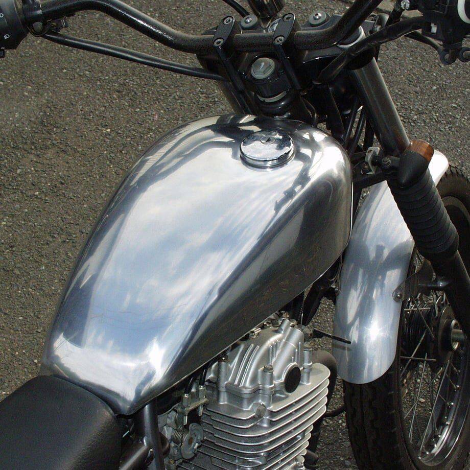 BIG CEDAR ビッグシーダー アルミチョップタンク GRASS TRACKER [グラストラッカー] BIGBOY [グラストラッカービッグボーイ] SUZUKI スズキ ガソリンタンク タンク関連 外装｜ウェビック　店