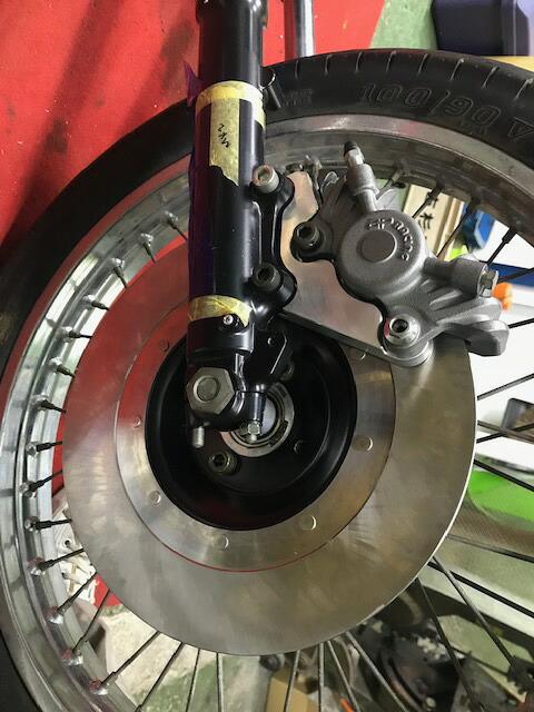 SPEED SHOP ITO スピードショップイトウ サポートキット(シングルディスク) Z750-D1 KZ750D KZ1000 Z650 KAWASAKI カワサキ キャリパーサポート・ブラケット ブレーキ サポートタイプ:穴あきブラック / フォーク側ボルトカラー:シルバー