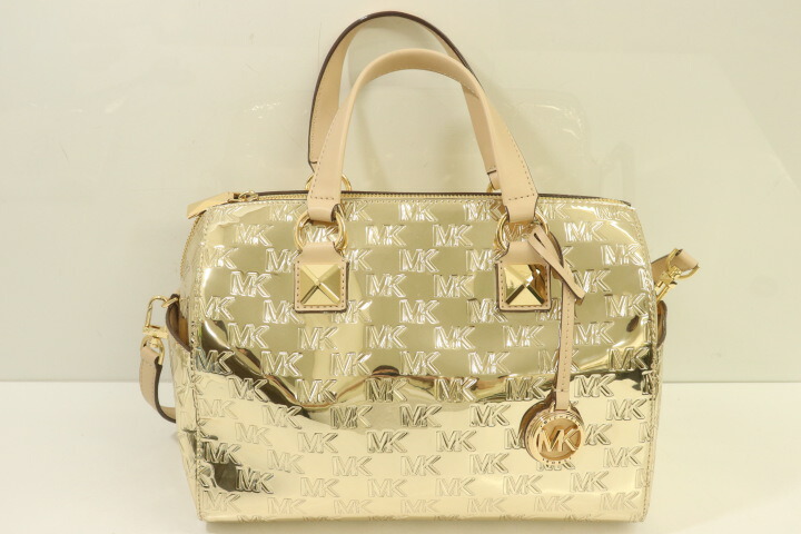 【中古】 Michael Kors レディースボストンバッグ -- GRAYSON エンボスロゴパテントダッフルクロスボディ Michael Kors -- 金 ゴールド