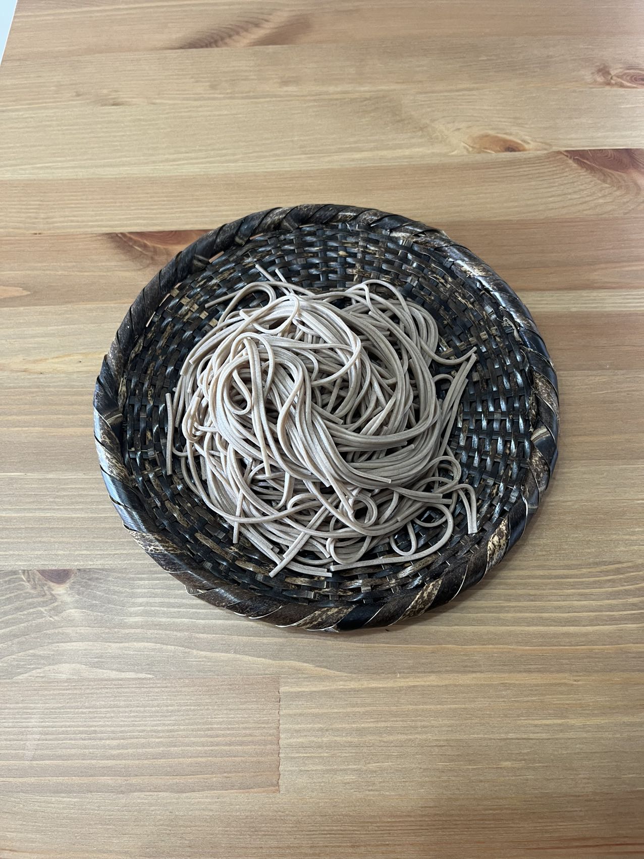 【20枚セット】蕎麦ざる 竹ざる 蕎麦皿 手作りそばざる 黒竹 蕎麦ざる 直径約21cm 戸隠風 (盛り目安 一人前)　20枚セット 年越しそばざ