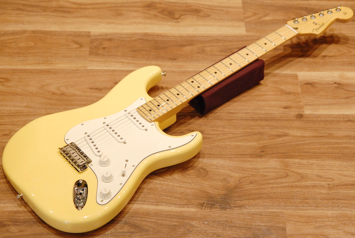 Fender stratocaster. Электрогитара Fender Stratocaster Yellow. Fender Stratocaster желтая. Электрогитара Fender Stratocaster желтая. Фендер стратокастер желтый.