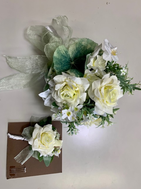 ウエディングブーケ お花飾り 新入荷 クリーム ホワイト系綺麗な花々造花ブートニア付き 高評価の贈り物