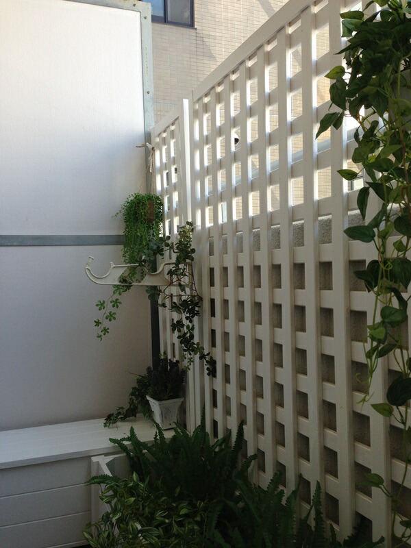 プランター付き 特注ラティスフェンス匠 ノーマル 縦横格子 ホワイト 木製 高さ 横幅 合計300cm以内 ルーバー 天然木製 収納ボックス サイズオーダー 室外機カバー プランターボックス ベランダ 目隠し 日本製 送料無料 Willベランダガーデン 匠が1cm単位のご